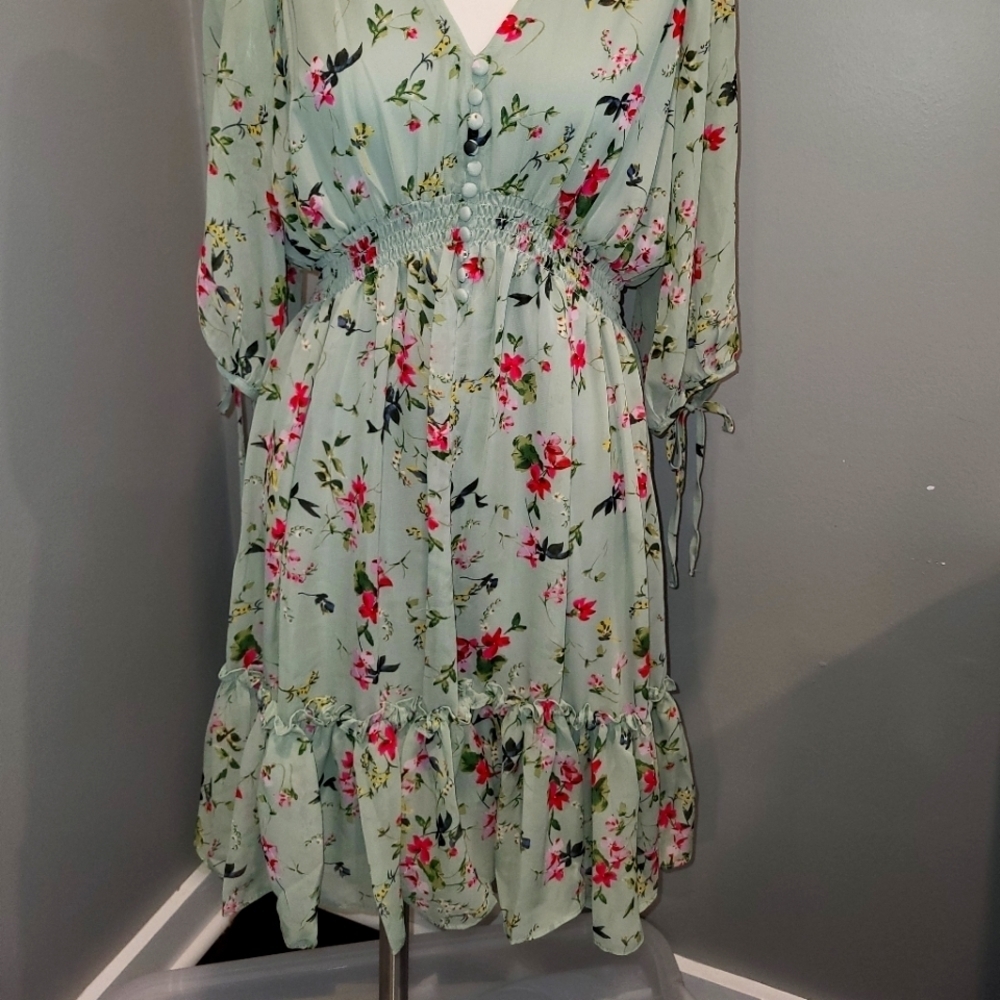Beautiful and Flattering Floral Dress - Picture 2 of 9